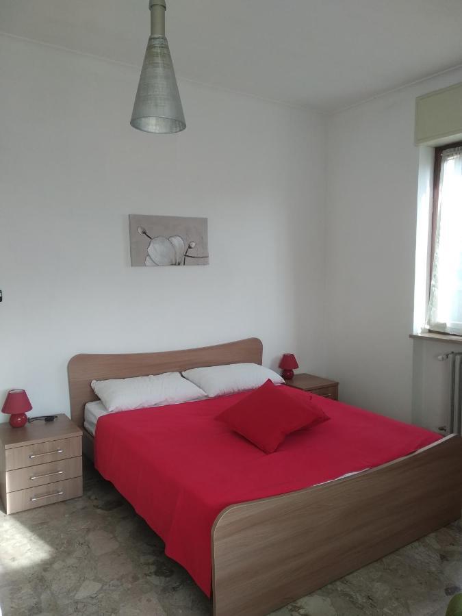 Casa Nebieu In Edificio Indipendente Nel Centro Di Monforte มอนฟอร์เต ดิ อัลบา ภายนอก รูปภาพ